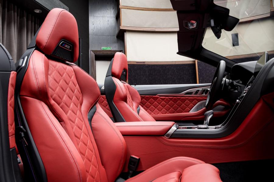 Интерьер BMW M8 Competition Convertible (F91) 2019 года  (фото 2 из 23)